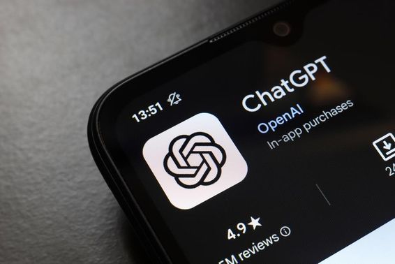 A ChatGPT alkalmazás logója megjelenik egy okostelefon képernyőjén.