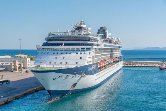 Celebrity Cruises hajója Athénban.