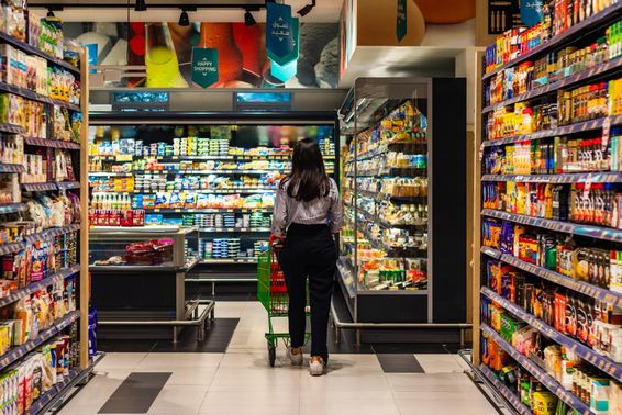 Egy fiatal hölgy vásárol a Lulu szupermarketben.