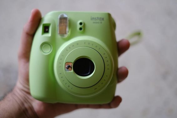 Fujifilm márkájú, mentazöld színű FUJIFILM Instax Mini instant.