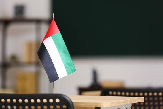 Egyesült Arab Emírségek zászlaja az asztalon az osztályteremben