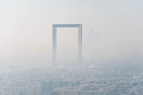 Lenyűgöző panoráma a világ legnagyobb aranykeretére Dubaiban.
