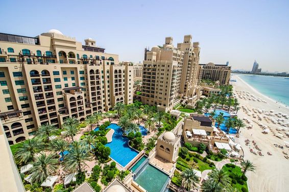 A Palm Jumeirahban található Fairmont The Palm luxus szálloda.