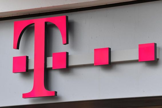 Magyar telekom felírat egy falon. 