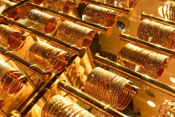 Arany karkötők egy ékszerboltban a dubai Golden Souk piacon.