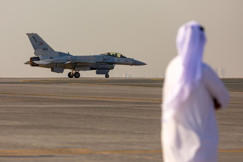 El avión de combate F-16 de la Fuerza Aérea de los Emiratos Árabes Unidos.