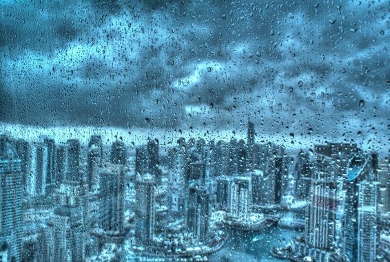 Eső dubaiban ablakon keresztül.