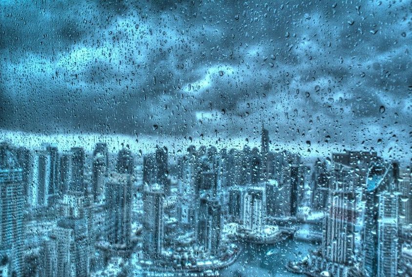 透过窗户看迪拜的雨景。