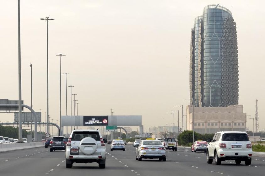 Una concurrida calle Al Salam en Abu Dhabi con vehículos