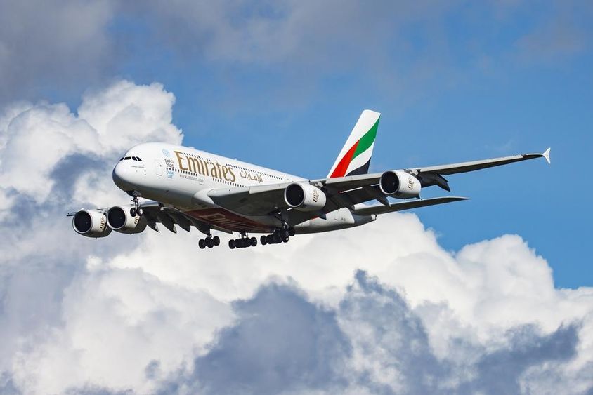 Avião de passageiros da Emirates pousando.