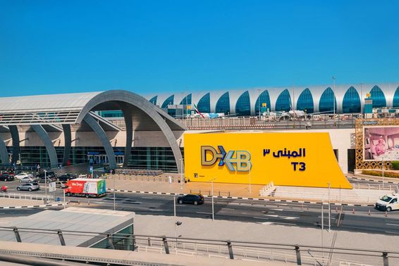 Bejárat a modern Dubai DXB repülőtér termináljába.