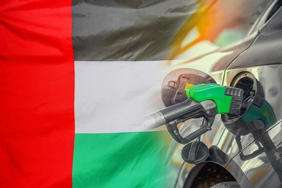 Autó üzemanyag pumpával az Egyesült Arab Emírségek zászlajának hátterében.
