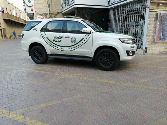 egy dubaji rendőrautó az utcában