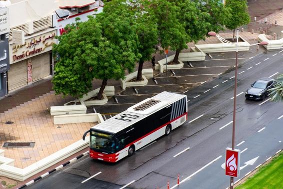kilátás egy buszra az úton Dubai Cityben.