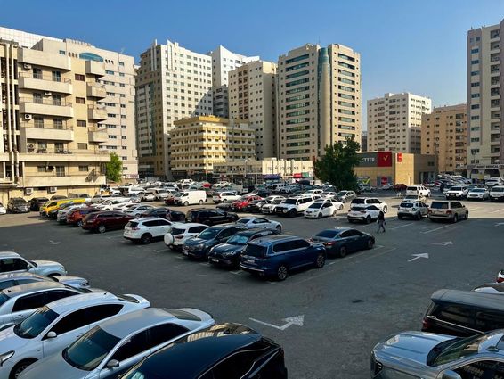 Nagy parkoló tele autókkal Sharjah, Egyesült Arab Emírségek.