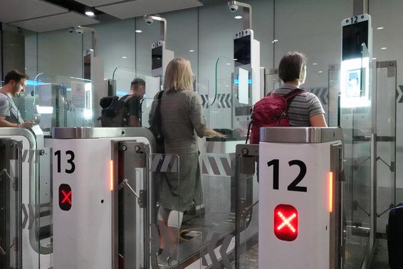 Légi utasok haladnak át az útlevél ellenőrző határátkelőhelyeken