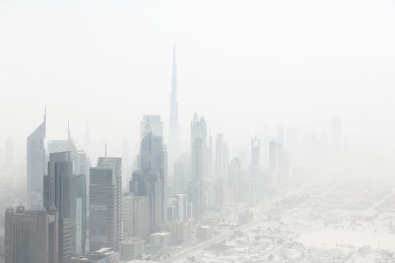 Kilátás a városképre ködben, Dubai, Egyesült Arab Emírségek