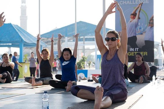 Nők aerobikoznak és jógáznak a Dubai Fitness Challenge alatt.