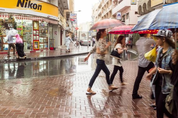 Egy ritka esős nap Deira mellékutcáiban, Dubaiban
