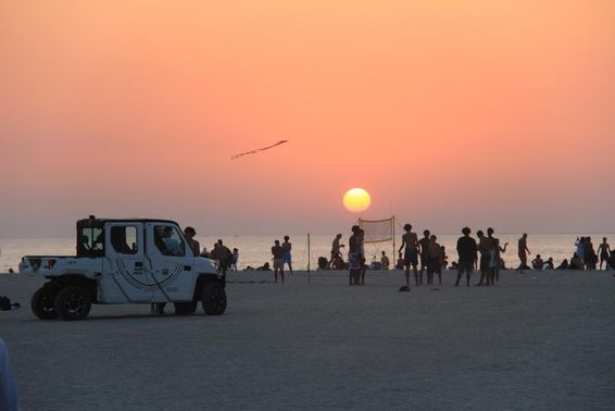 Gyönyörű strand a Perzsa-öbölben Dubaiban, Egyesült Arab Emírségek