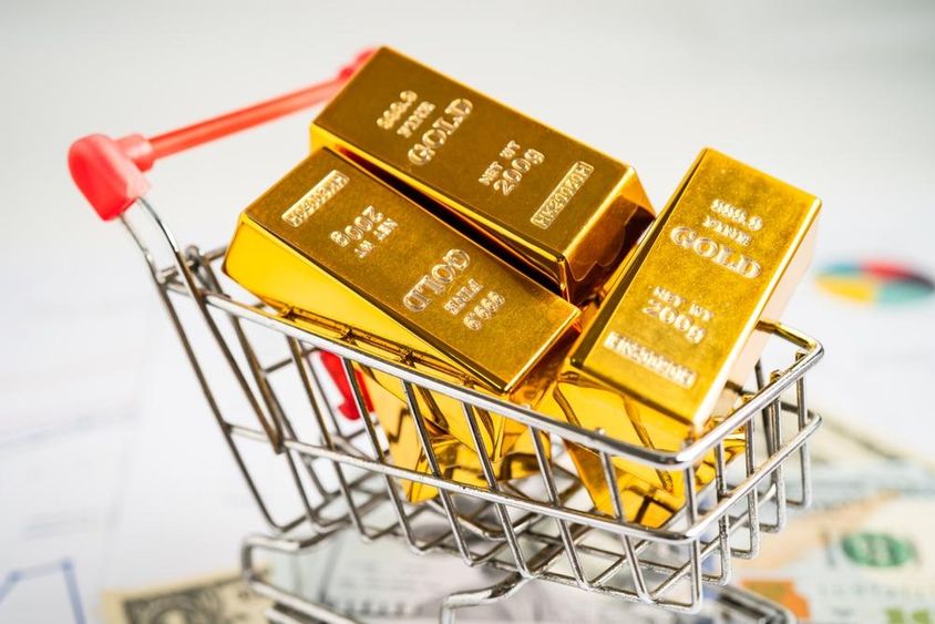 Aranyrúd bevásárlókocsiban amerikai dollár bankjegyeken