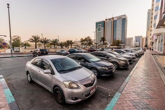 Parkoló Abu Dhabi belvárosában