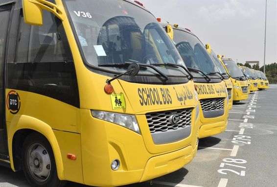 Több sárga iskolabusz sorakozik fel egy parkolóban Dubaiban