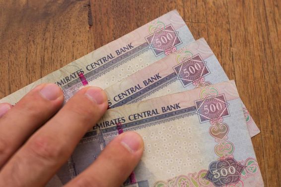 Személyek kezében az Egyesült Arab Emírségek (UAE) pénznemét