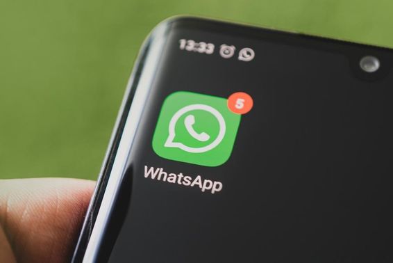 A WhatsApp ikonja, alkalmazás egy fekete okostelefon