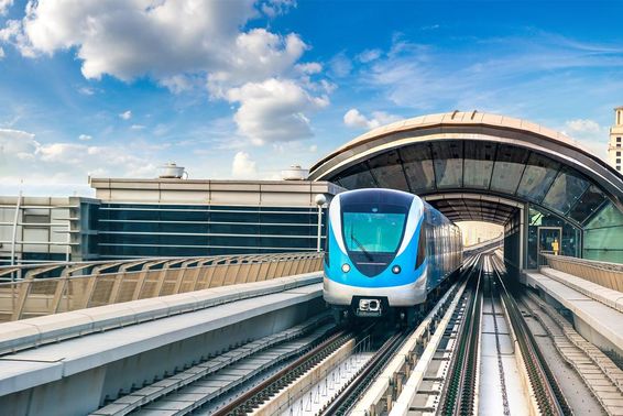 Dubai metró egy nyári napon Dubaiban
