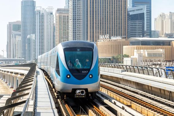 Dubai Metro a Dubai Marina állomás közelében.
