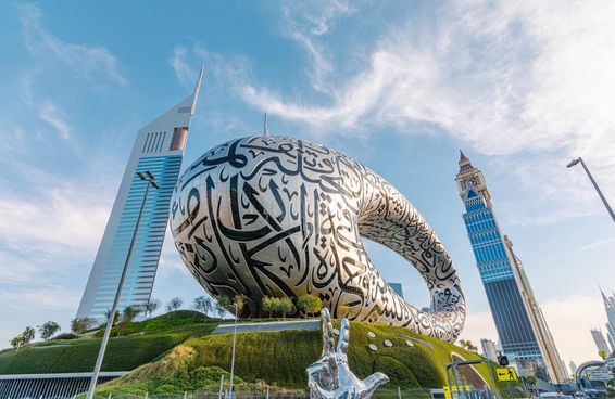 Saudação com três dedos ao lado do Museu do Futuro em Dubai