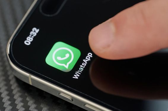 Dedo tocando o ícone do aplicativo WhatsApp