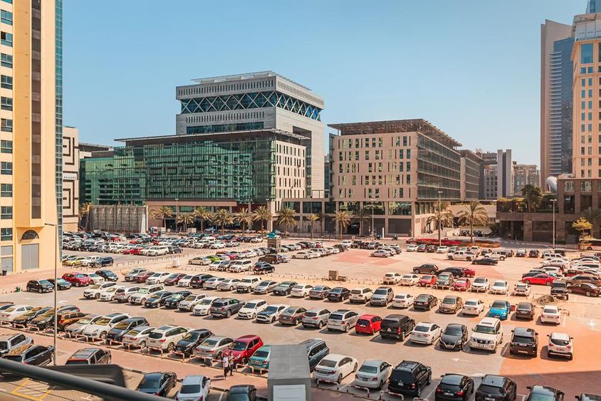 Nagy, zsúfolt, szabadtéri parkoló több száz autóval