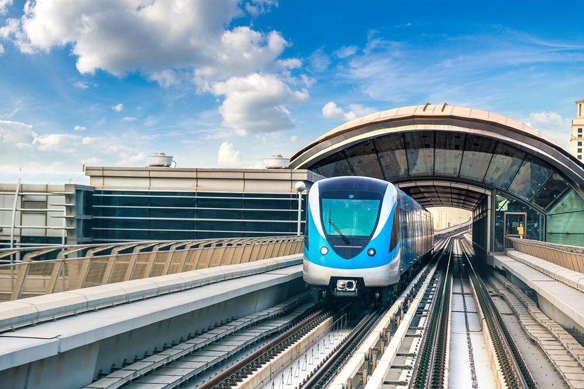 metró egy nyári napon Dubaiban,