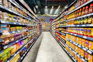 Dubaj, Spojené arabské emiráty, potraviny vystavené v supermarketových regáloch