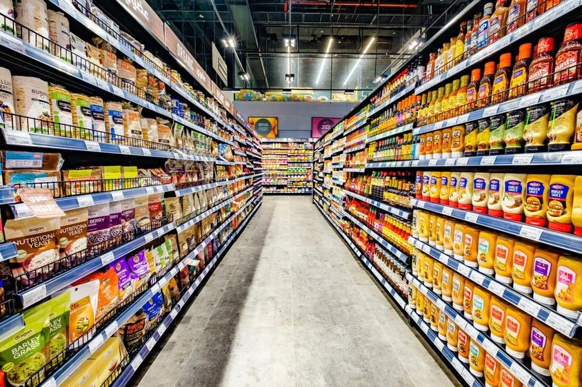 Dubai, Egyesült Arab Emírségek, élelmiszerek a szupermarketek pultjain sorokban