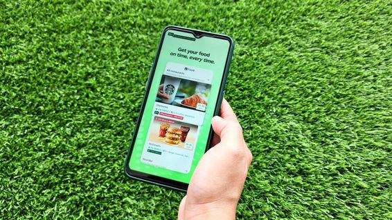 Egy nő kezében egy mobiltelefon található, miközben megnyitja a Careem alkalmazást.
