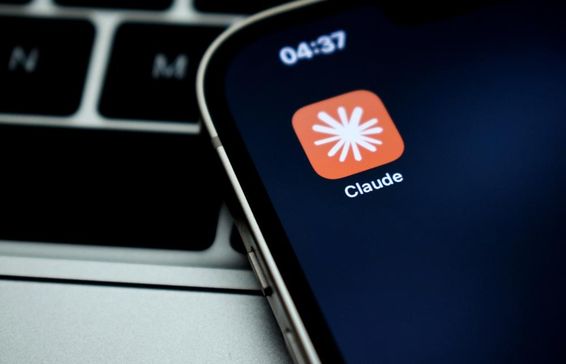 A Claude alkalmazás ikonja látható iPhone-on. 