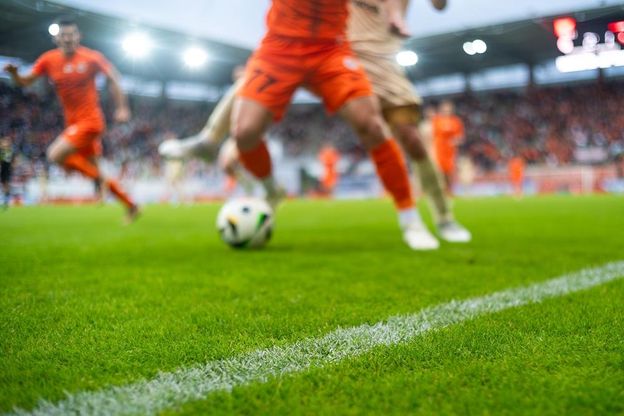 Tráva a postranná čiara na futbalovom ihrisku v štadióne