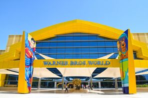 Warner Bros World fedett vidámpark főbejárata Abu Dhabiban