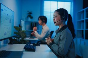 Z generációs ázsiai fiatal call center csapat
