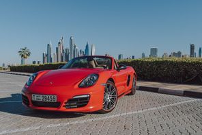 Red Porsche Boxster parkolt a Palm Jumeirahn
