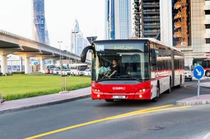 modern felhőkarcoló a Sheikh Zayed út mentén.