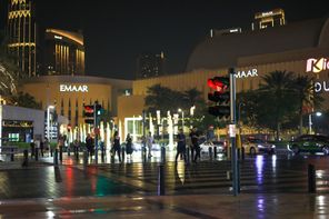 Пешеходы в центре города ночью