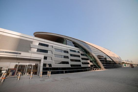 Pohľad na exteriér stanice metra v Dubaji v Spojených arabských emirátoch