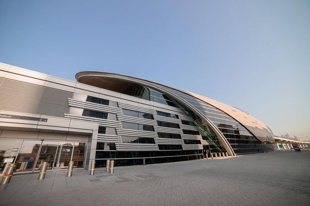 Dubai metróállomás külső része az Egyesült Arab Emírségekben