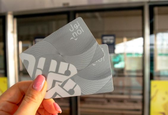 Eine Frau hält zwei NOL-Metro-Karten in ihrer Hand